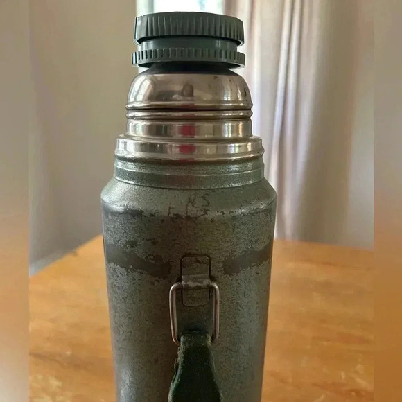 Vintage Stanley Aladdin Vacuum Thermos
A-944DH Quart With Pour Through Lid USA - Picture 9 of 11